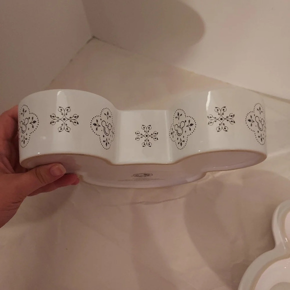 Disney White & Black Mickey Mouse Casserole Dish with Lid Snowflake Design - Picture 7 of 10